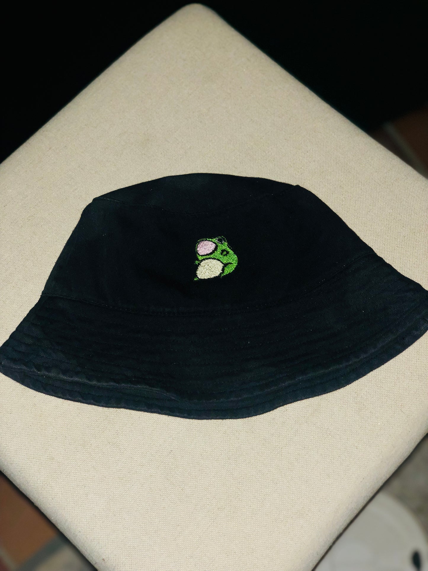 Froggy bucket hat